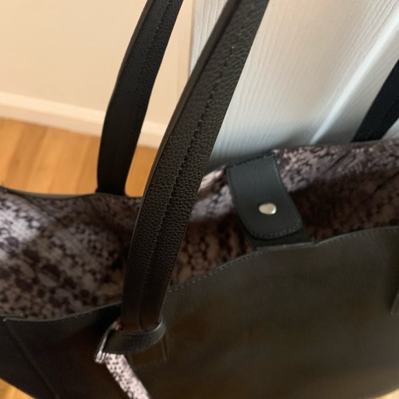 Large Black Tote Bag with Snake Kin print inside - Picture 5 of 6